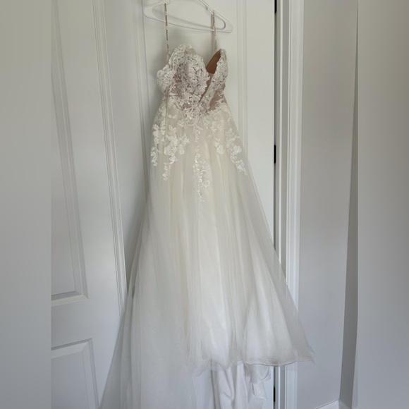 Maggie Sottero Stevie Size:8 Ivory 2022 wedding dress - Picture 9 of 15